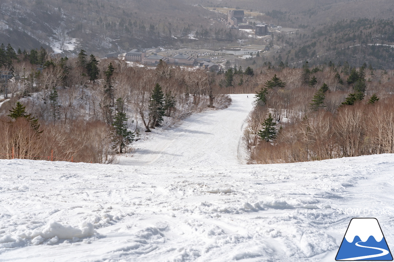 キロロリゾート｜初夏の陽気に耐えて、何とかGWまで持ってくれたキロロの雪…。さぁ、キロロゴンドラに乗って、山頂から山麓まで続く全長4,000ｍ超のロングランを楽しみましょう！